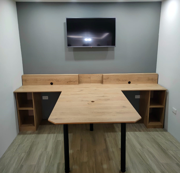 Espacio de trabajo doble con cajoneras
