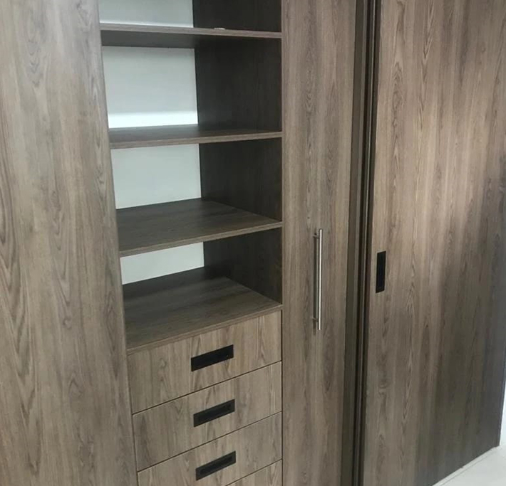 Closet con divisiones, cajoneras y puertas
