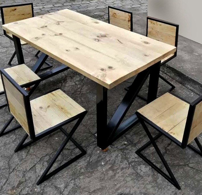 Mesa de patio y sillas de madera y hierro industrial