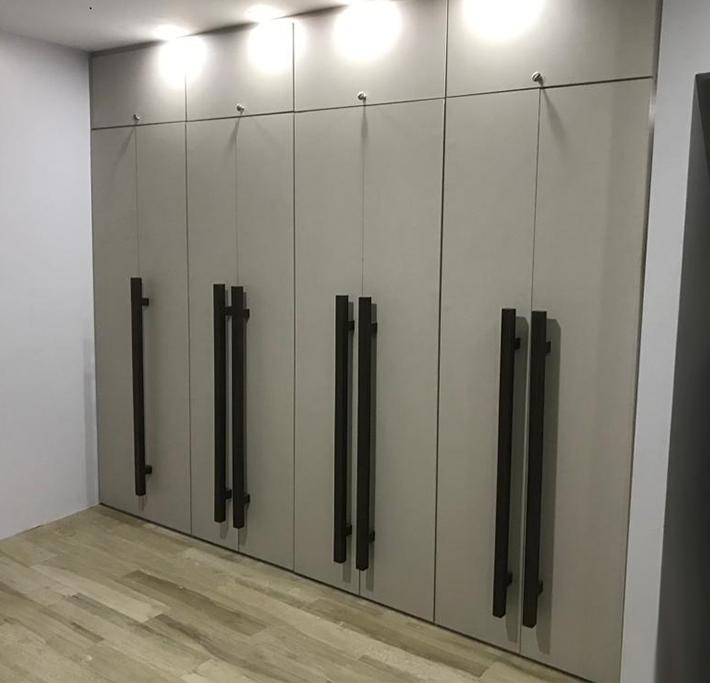 Closet personalizado con detalle en puertas