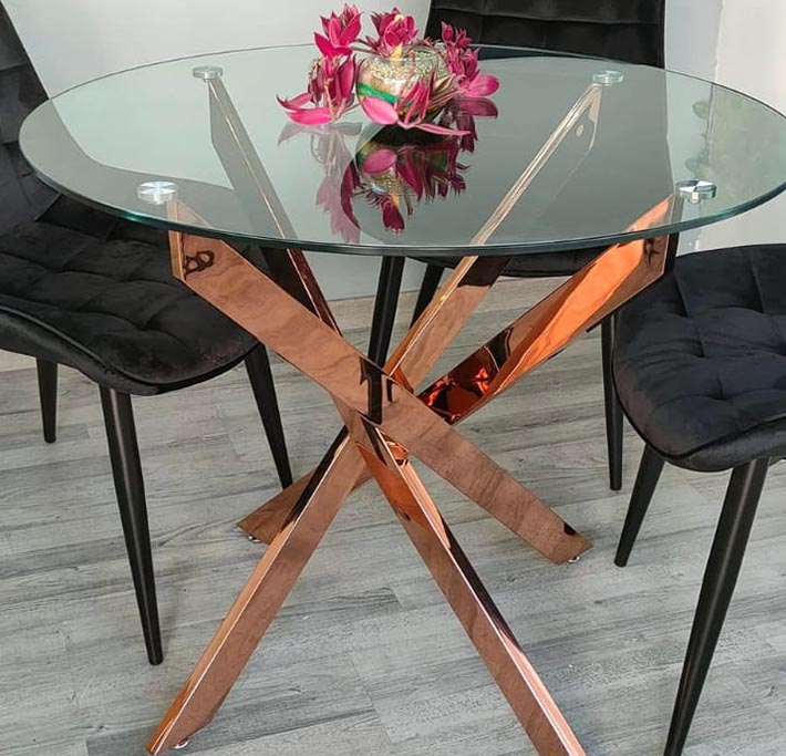 Mesa circular de vidrio con base metálica