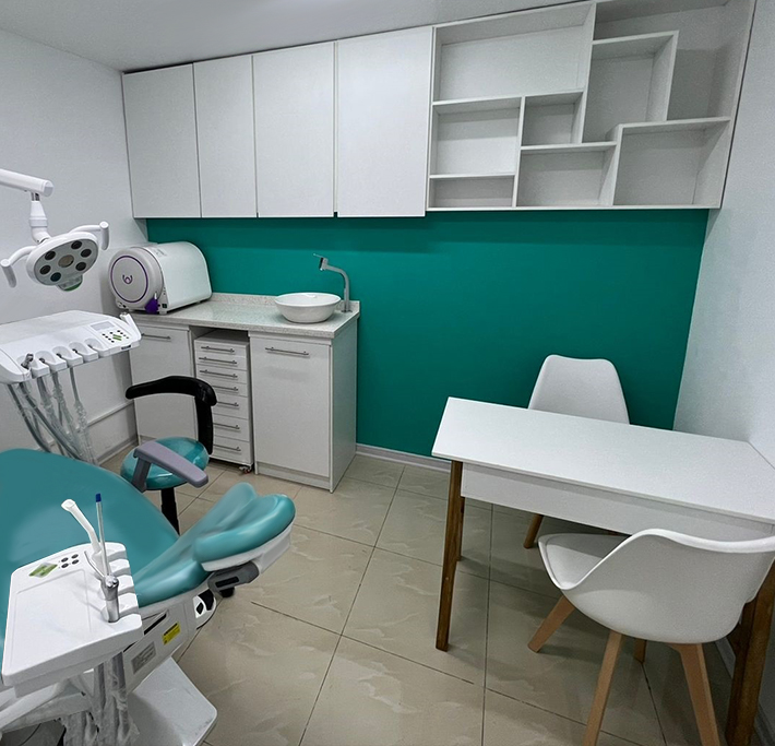 Escritorio, silla y anaqueles