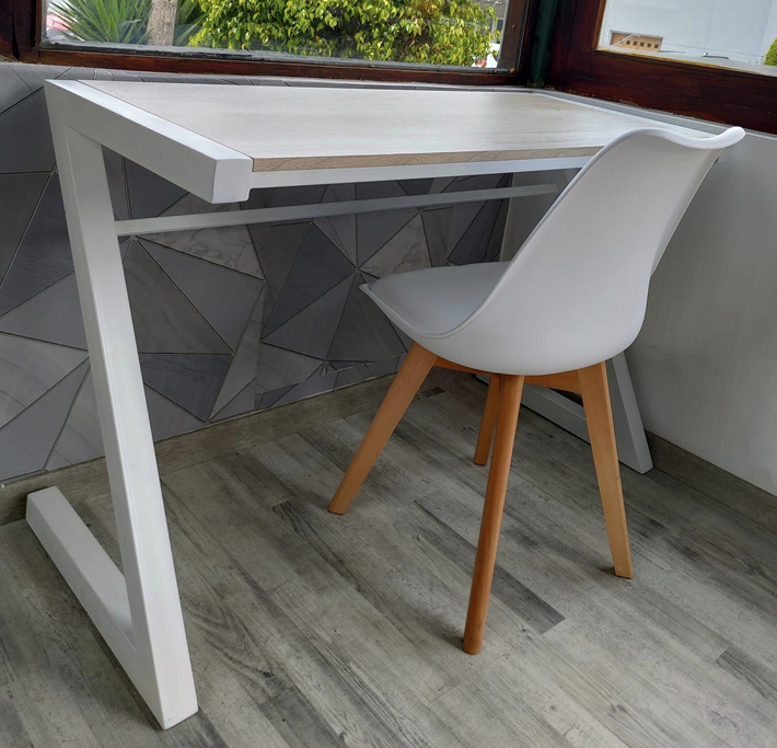 Escritorio en forma de Z más silla