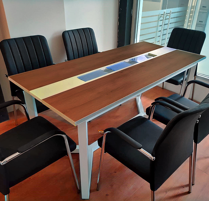 Mesa de reuniones con espacio para conexiones eléctricas